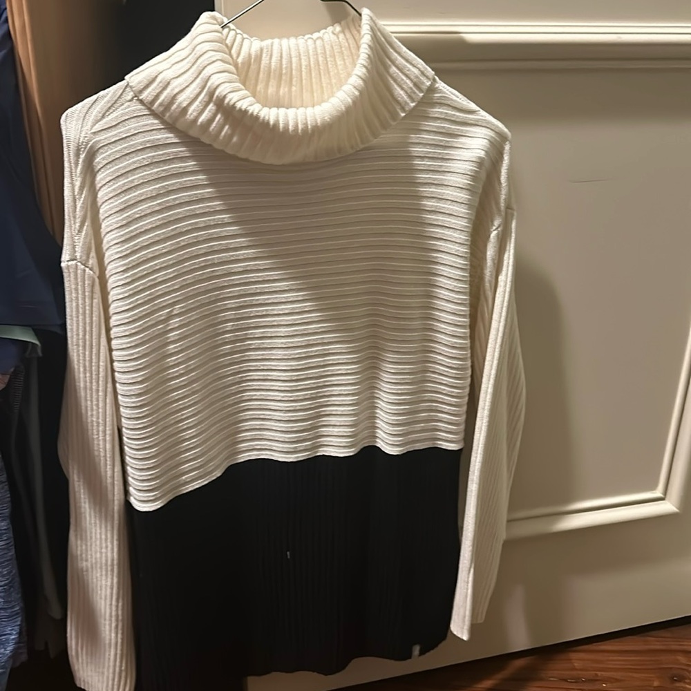 Ann Taylor black and white MP